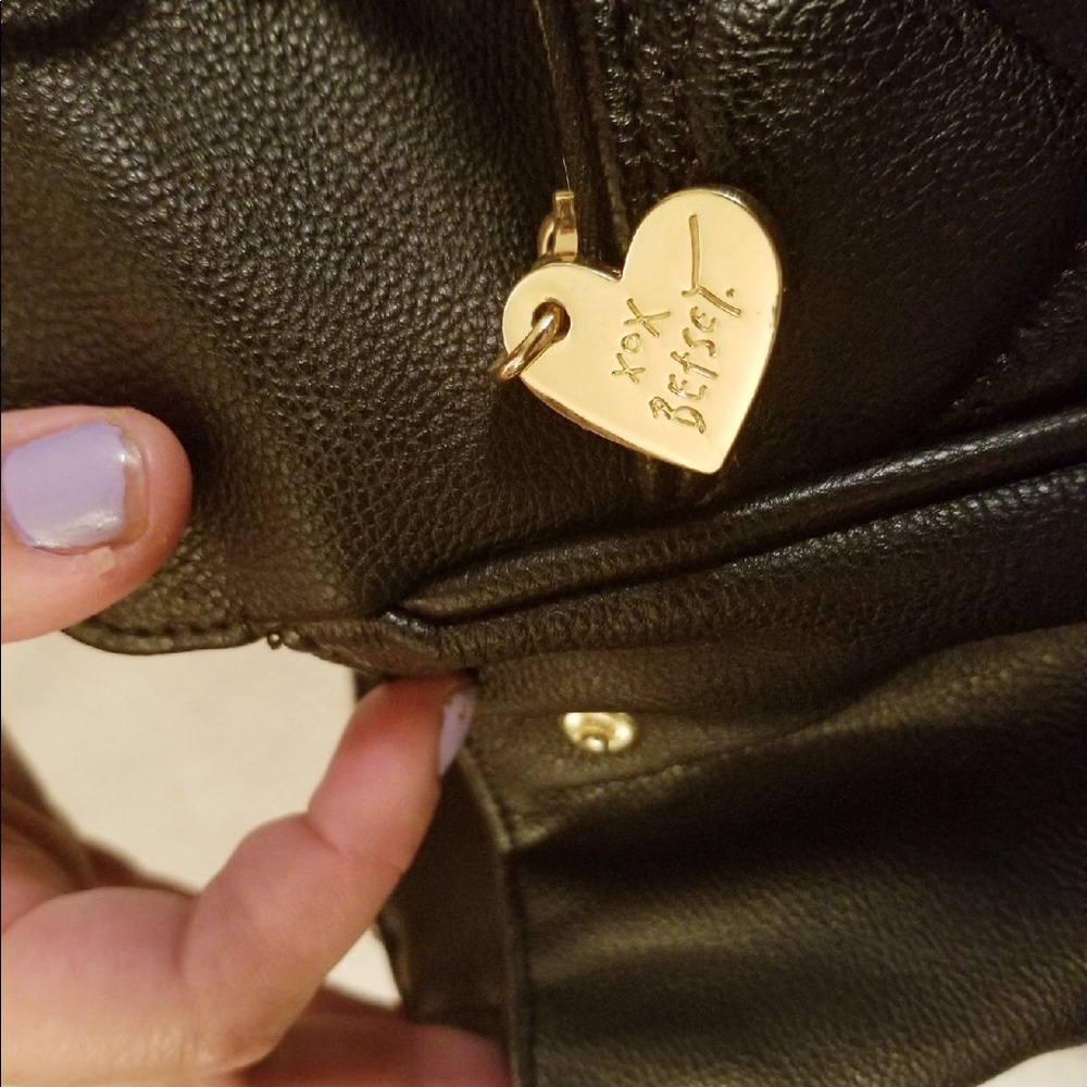 New Betsy Johnson med size purse black &white bow - Picture 4 of 4